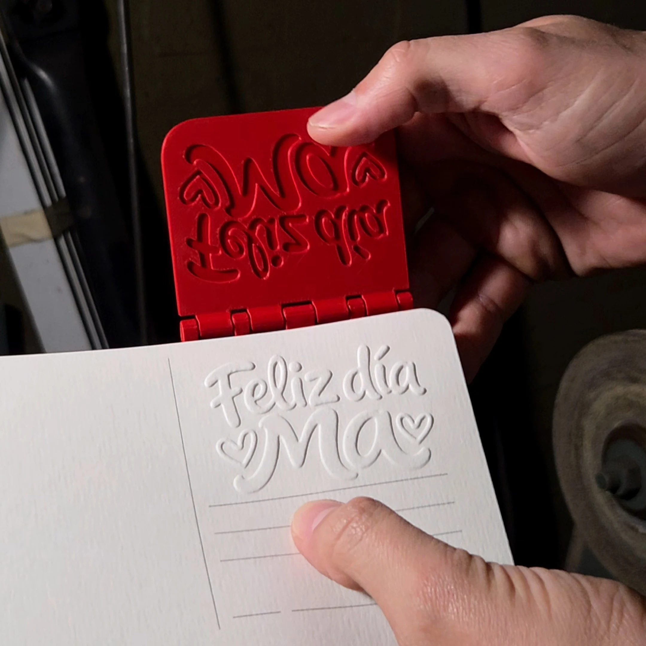 Sello Feliz Día Ma — Sello y relieve en mano